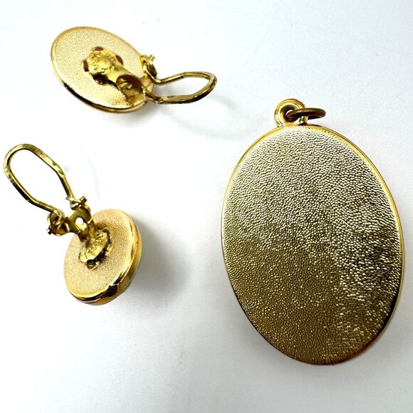 Vintage Cameo Pendant & Clip-On Earrings Set Oval Gold Tone Frame - Picture 4 of 7